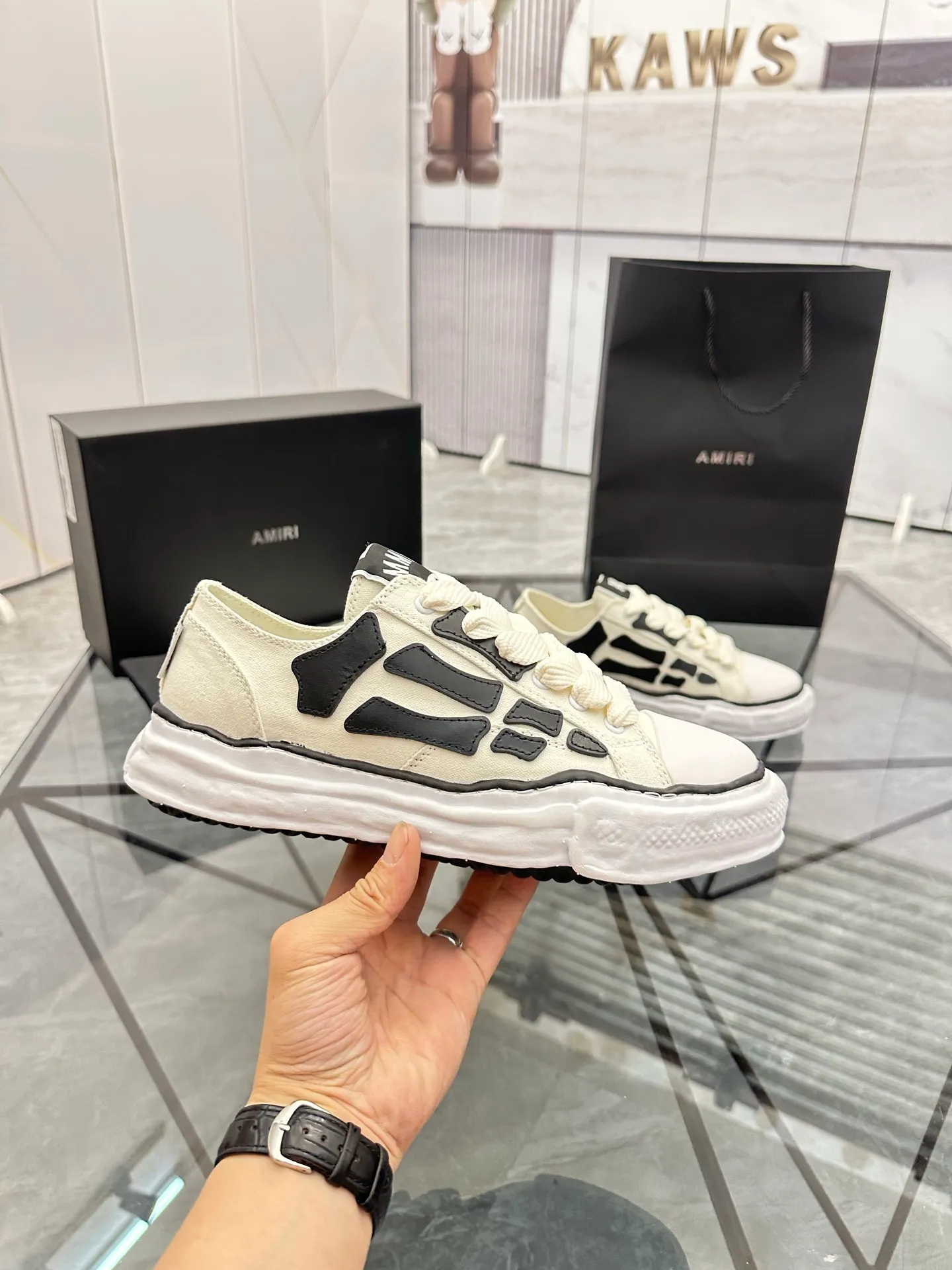 Men's shoes: 💰P520¥ High-end quality Product trademark: AMIRI* "Emil*" low-top casual shoes Regular size: 39-45 (can be customized to 46) Product materials: Upper imported original fabric spliced ​​cowhide, breathable lining, original outsole. Number: 525